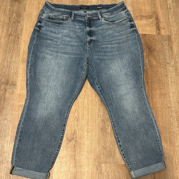 Judy Blue Cropped Medium Blue Boyfriend Jeans - Picture 4 of 5